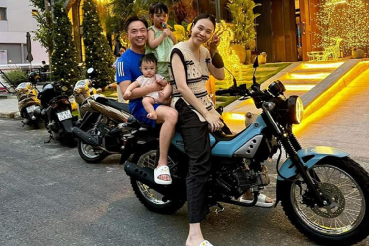  Yamaha PG-1 Vào tháng 12 năm 2023 tay chơi siêu xe Cường Đô la đã chia sẻ trên trang cá nhân nhiều hình ảnh về chiếc xe máy được người bạn hàng xóm của mình gửi tặng. Đáng chú ý là hình ảnh bà xã Đàm Thu Trang chở cả anh và hai con ngồi phía sau chiếc Yamaha PG-1.