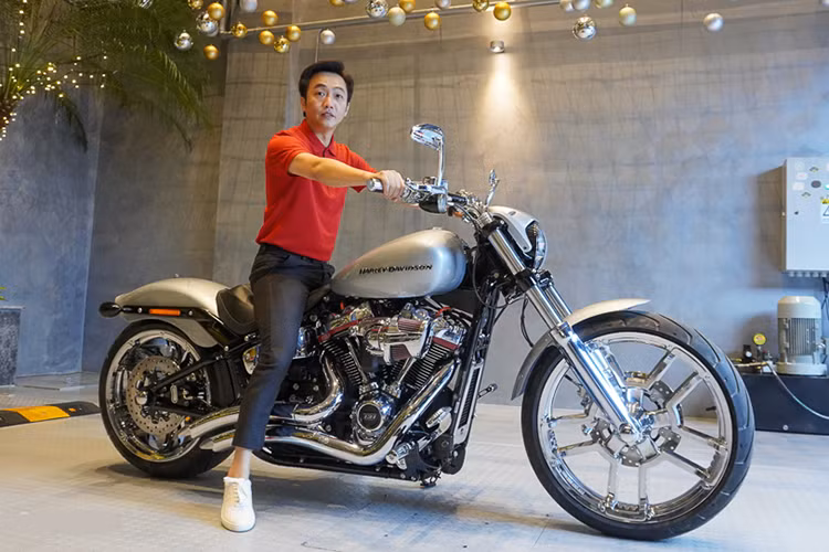 Harley-Davidson Breakout 114 của Cường Đô la được phân phối chính hãng với giá từ 769 triệu đồng. Tuy nhiên, chiếc của tay chơi đã vượt mức 2 tỷ đồng nhờ gói độ đắt giá. Xe được trang bị cặp mâm Seismis với đường kính bánh trước lên đến 21 inch và bánh sau có chiều ngang 240 mm.