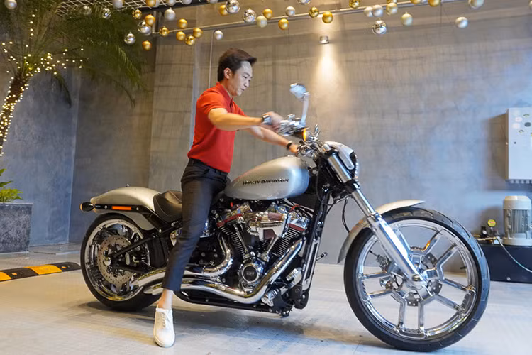 Ngoài ra, xe còn được trang bị ốp đèn trước, ghi-đông mạ chrome mới và hệ thống ống xả Vance &amp; Hines. Động cơ của xe cũng được độ từ 114 Ci lên 131 Ci, tương đương 2.146 cc. Đây là động cơ có dung tích lớn nhất mà Harley-Davidson sản xuất cho dòng Softail.