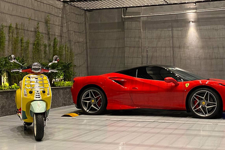  Vespa Primavera Sean Wotherspoon Với xe tay ga, Cường Đô la tậu Vespa Primavera Sean Wotherspoon. Đáng chú ý là hãng xe Italy chỉ phân phối đúng 50 chiếc Vespa Primavera Sean Wotherspoon cho thị trường Việt Nam. Ở thời điểm ra mắt Việt Nam, mẫu xe tay ga này có giá 135 triệu đồng - đắt hơn gần gấp đôi so với Primavera tiêu chuẩn.