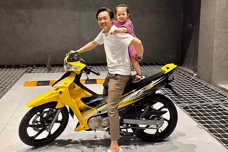  Yamaha 125ZR Đầu năm 2023, Cường Đô la được tặng Yamaha 125ZR hàng hiếm tại Việt Nam nhân dịp sinh nhật. mẫu xe côn tay Yamaha 125ZR được biết đến tại Việt Nam với tên gọi "YaZ", là mẫu xe 2 thì được ưa chuộng bên cạnh Suzuki RGV/Satria. Yamaha 125ZR tại Việt Nam hầu hết nhập khẩu từ Malaysia. Đáng tiếc là mẫu xe này bị khai tử tại Malaysia vào năm 2018 vì vấn đề khí thải.