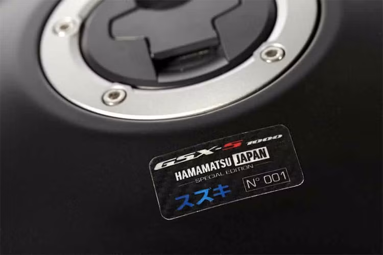 Xe vẫn sử dụng hệ thống treo gồm phuộc hành trình ngược ở trước và giảm xóc lò xo trụ đơn phía sau. Cặp vành đúc 17 inch của xe được đi kèm hệ thống phanh đĩa đôi trước và phanh đĩa đơn phía sau có ABS.