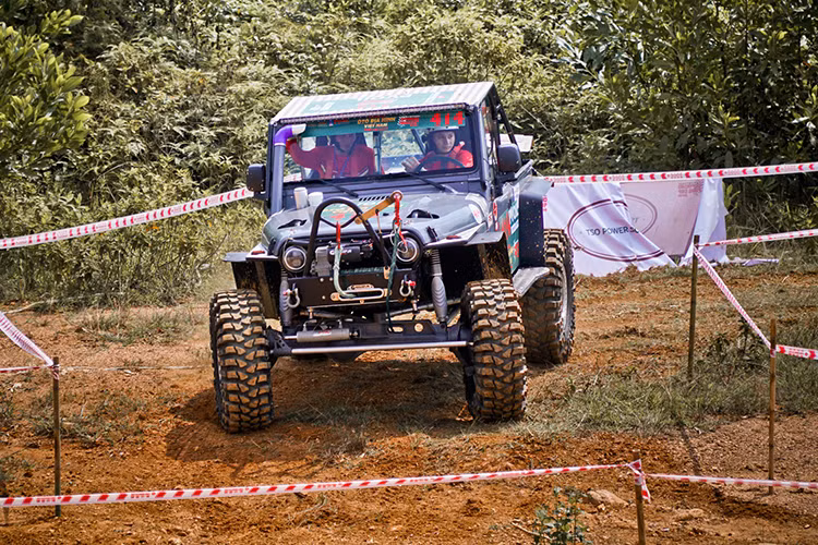 Các vận động viên dưới sự cổ vũ của hơn 2000 khán giả trực tiếp đến với PVOIL VOC2020 cùng hàng triệu lượt khán giả theo dõi trên hệ thống số đã chinh phục lần lượt các đường đua 02, 03, 05, 10, kết hợp với hiệu ứng của thời tiết tạo nên những màn tranh tài được cho là đặc sắc nhất suốt nhiều mùa giải, từ Vô lăng vàng 2008.