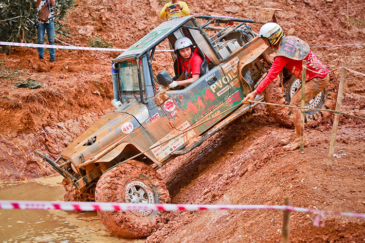Nếu như ngày thi đấu đầu tiên, các vận động viên phải chinh phục các đường đua giữa khói bụi cùng cái nắng gay gắt của Đồng Mô, thì ở ngày thi đấu thứ 2, những trận mưa xối xả đã thực sự biến những đường đua thành chiến trường với bùn, đất, nước … nhưng tất cả không làm giảm đi nhiệt huyết trong mỗi khoang lái.