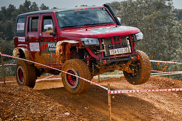 Xuất phát từ mong muốn mang lại một giải đấu phong trào “minh bạch, công bằng, vui vẻ” nhưng phải được tổ chức một cách bài bản, chuyên nghiệp dành cho những người yêu thích môn thể thao offroad tại Việt Nam, BTC PVOIL VOC luôn hướng tới việc xây dựng một cộng đồng lành mạnh, nhằm trao đổi và giúp nâng cao hiểu biết kỹ thuật lái xe an toàn.