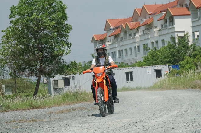 Năm 2014, dòng cào cào Enduro X200 ra mắt với động cơ 200 cc, khối lượng xe nhẹ, máy khỏe ngay lập tức được đón nhận bởi lứa khách hàng trẻ tuổi. Sự thành công của М1nsk X200 đã tạo đà để hãng xe Belarus nâng cấu hình động cơ. Đó chính là lý do ra đời dòng X250 vào năm 2016.