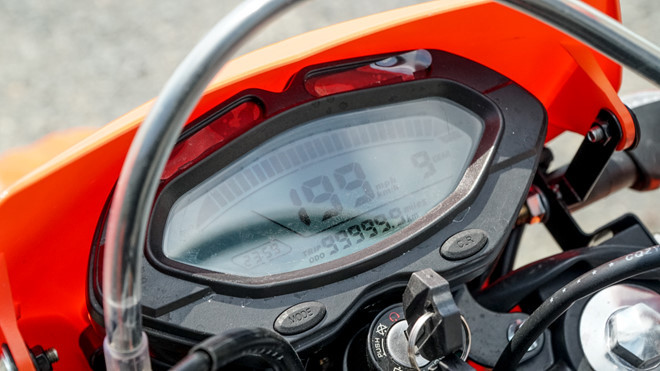 Đặc biệt М1nsk X250 trang bị tiêu chuẩn các phụ kiện như bảo vệ tay côn và tay phanh, tấm chắn bảo vệ động cơ, ổ cắm USB sạc điện thoại, màn hình LCD trên bảng đồng hồ hiển thị điện tử.