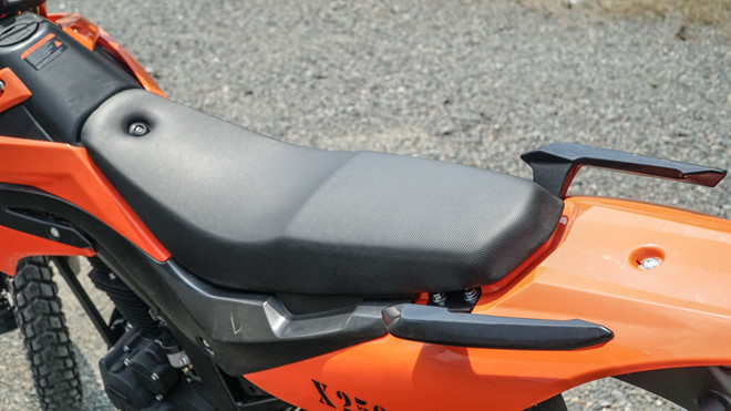 Điểm nhấn trên М1nsk X250 là phần yên xe, các tấm ốp nhựa thân, hệ thống ống xả khí, mặt nạ chóa đèn pha, cụm đèn xi-nhan đều được thiết kế gọn gàng, bắt mắt.