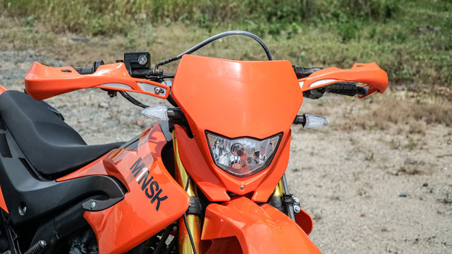 Cào cào М1nsk X250 2018 trang bị động cơ xy-lanh đơn, 4 thì, làm mát bằng gió, dung tích 225 cc, kết hợp cùng hộp số côn tay 5 cấp. Hệ thống treo trước hành trình ngược và giảm xóc đơn monoshock phía sau.