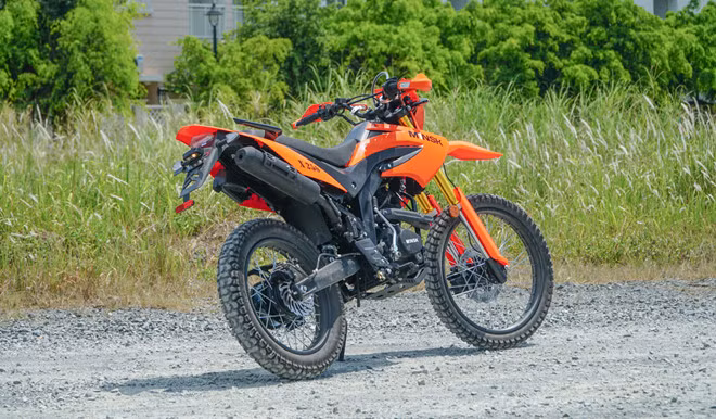 Tất cả xe M1nsk tại Việt Nam bán ra đều được bảo hành 2 năm hoặc 20.000 km (tùy điều kiện nào đến trước). M1nsk là lựa chọn mới trong phân khúc xe địa hình 250 cc, có giá 99 triệu đồng, cạnh tranh cùng đối thủ Kawasaki KLX250 đang được phân phối tại Việt Nam với giá 145 triệu đồng.