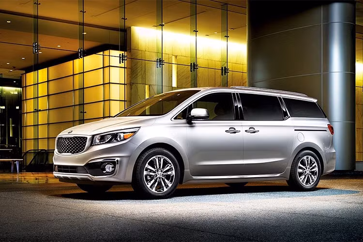 Dưới nắp ca-pô, Kia Carnival 2019 mới được trang bị động cơ dầu diesel 2.2L tăng áp cho công suất tối đa 202 mã lực và mô-men xoắn cực đại 441 Nm. Phiên bản khác sở hữu động cơ xăng GDI 3.3L sản sinh công suất tối đa 280 mã lực cùng mô-men xoắn cực đại 336 Nm. Bên cạnh đó, hộp số tự động 6 cấp được thay thế bởi loại 8 cấp mạnh mẽ hơn.