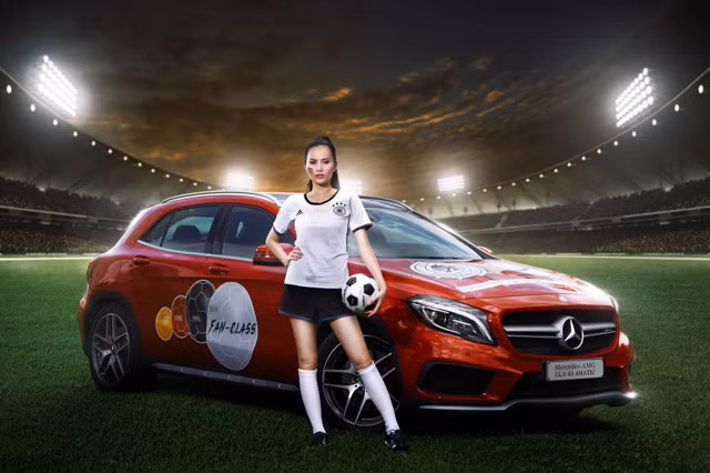 Cùng với Diệu Linh, tuyển Đức còn có thêm một "cổ động viên" đó chính là mẫu xe hiệu năng cao đầy trẻ trung Mercedes-AMG A 45 4Matic. Đây là mẫu xe cỡ nhỏ mạnh mẽ không kém bất kỳ siêu xe thể thao đình đám nào hiện nay.