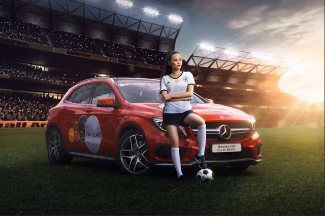 Dù ở bên ngoài hay bên trong, sự phấn khích của người lái &amp; hành khách sẽ được đẩy lên đến tột độ nhờ hệ thống xả hiệu năng cao AMG và hệ thống âm thanh vòm Harman Kardon® Logic 7® với 12 loa, công suất 450 watt.