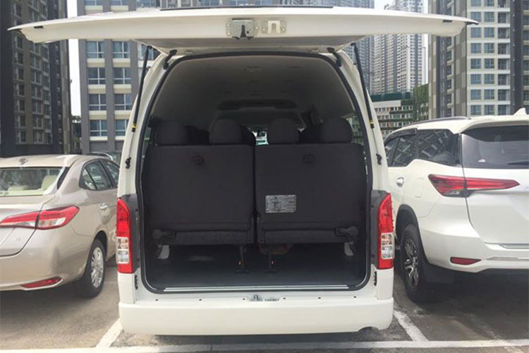 Về mặt an toàn, Toyota Hiace 2018 tiếp tục áp dụng trang bị hệ thống chống bó cứng phanh ABS, 2 túi khí cho hàng ghế trước, cũng như dây đai an toàn 3 điểm cho hàng ghế đầu, các ghế hành khách phía sau chỉ là loại 2 điểm. Gầm xe cao 180mm là một trong những lợi thế của Hiace dầu, giúp xe dễ dàng vượt địa hình gồ ghề.