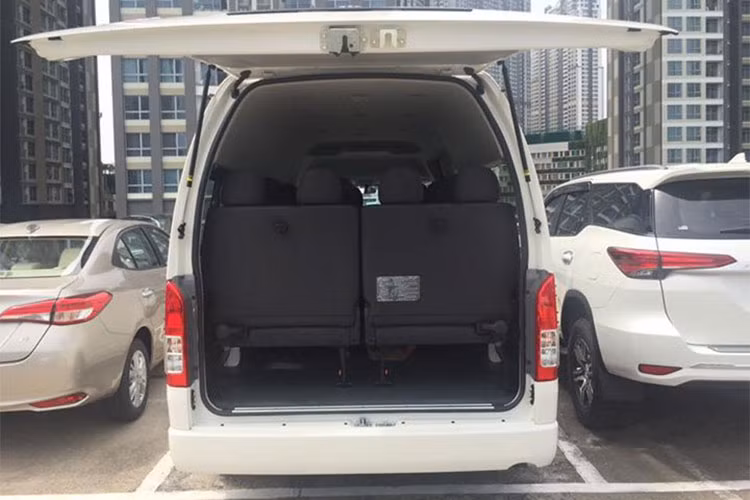 Về mặt an toàn, Toyota Hiace 2018 tiếp tục áp dụng trang bị hệ thống chống bó cứng phanh ABS, 2 túi khí cho hàng ghế trước, cũng như dây đai an toàn 3 điểm cho hàng ghế đầu, các ghế hành khách phía sau chỉ là loại 2 điểm. Gầm xe cao 180mm là một trong những lợi thế của Hiace dầu, giúp xe dễ dàng vượt địa hình gồ ghề.