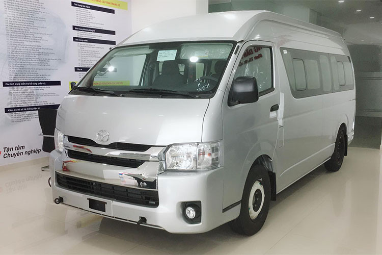 Giá xe Toyota Hiace niêm yết tại Việt Nam ở mức 999 triệu đồng, thấp hơn 81 triệu đồng so với "đối thủ" Hyundai Solati nhưng cao hơn Ford Transit bản cao cấp nhất 80 triệu đồng. Mẫu xe của Toyota nhập khẩu từ Thái Lan còn 2 mẫu của Ford và Hyundai lắp ráp trong nước. Đây vừa là lợi thế cho Hiace khi thuế nhập khẩu về 0%, vừa là nhược điểm bởi nguồn cung nhập khẩu về Việt Nam thường không ổn định.