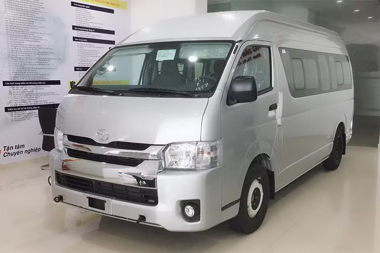Giá xe Toyota Hiace niêm yết tại Việt Nam ở mức 999 triệu đồng, thấp hơn 81 triệu đồng so với "đối thủ" Hyundai Solati nhưng cao hơn Ford Transit bản cao cấp nhất 80 triệu đồng. Mẫu xe của Toyota nhập khẩu từ Thái Lan còn 2 mẫu của Ford và Hyundai lắp ráp trong nước. Đây vừa là lợi thế cho Hiace khi thuế nhập khẩu về 0%, vừa là nhược điểm bởi nguồn cung nhập khẩu về Việt Nam thường không ổn định.