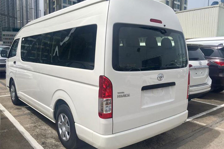 Kích thước xe Hiace các chiều dài x rộng x cao lần lượt là 5.380 x 1.880 x 2.285 mm – nhỏ nhất phân khúc. Xe được bố trí 15 chỗ ngồi. Trong khi đó, Solati có kích thước 6.195 x 2.308 x 2.670 mm, đặt 16 chỗ ngồi. Ford Transit có số đo 5.780 x 2.000 x 2.360 mm và cũng có 16 chỗ.