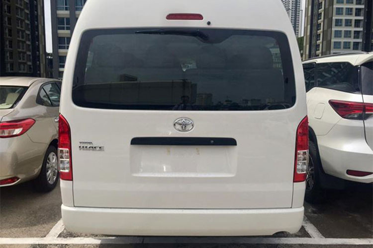 Cản trước được thiết kế theo dạng 3D, mang lại cho chiếc xe dáng vẻ mạnh mẽ và năng động cho Hiace khi trở lại thị trường sau hơn nửa năm vắng bóng. Vẫn giữ thiết kế truyền thống được các nhà xe tin dùng, cửa xe trên Toyota Hiace 2018 là cửa trượt và có thể mở cửa hậu, nên rất thuận tiện để bốc dỡ hàng hóa hay để hành khách lên xuống.