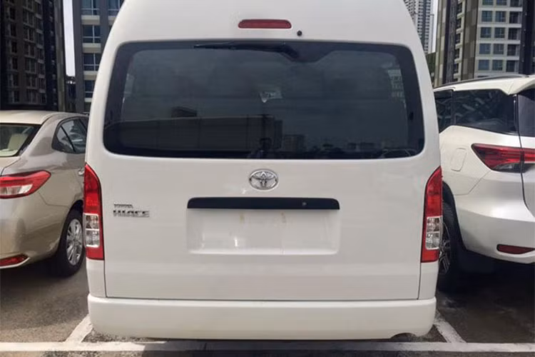 Cản trước được thiết kế theo dạng 3D, mang lại cho chiếc xe dáng vẻ mạnh mẽ và năng động cho Hiace khi trở lại thị trường sau hơn nửa năm vắng bóng. Vẫn giữ thiết kế truyền thống được các nhà xe tin dùng, cửa xe trên Toyota Hiace 2018 là cửa trượt và có thể mở cửa hậu, nên rất thuận tiện để bốc dỡ hàng hóa hay để hành khách lên xuống.