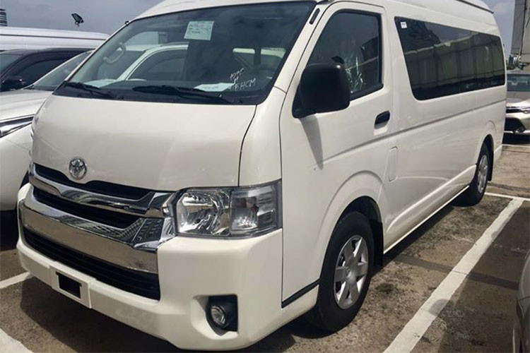 Hưởng lợi từ thuế nhập khẩu 0% tại khu vực ASEAN, Toyota Việt Nam mới đây đã nhập xe minibus Hiace từ Thái Lan thay vì Nhật Bản như năm ngoái. Trong đợt nhập khẩu này, mẫu xe Toyota Hiace 2018 mới sẽ chỉ có một phiên bản máy dầu thay vì 2 loại động cơ xăng và dầu trước đây.
