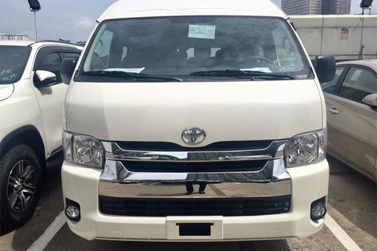 Bước sang bản cải tiến cho năm 2018, mẫu xe minibus Toyota Hiace không còn sử dụng thiết kế cản trước sơn đen mà thay vào đó là màu đồng tông với thân xe. Bên cạnh đó, Hiace 2018 được bổ sung thêm đèn sương mù, giúp người lái có thể dễ dàng quan sát trong điều kiện trời tối.