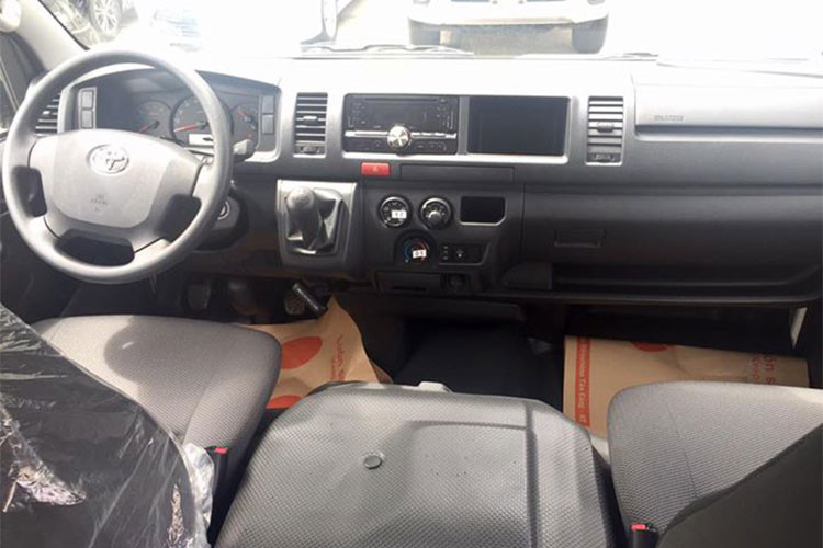 Là mẫu xe thương mại, Toyota Hiace 2018 không quá chú trọng đến nội thất khoang lái, thay vào đó là sự rộng rãi của khoang hành khách cùng cách bố trí hướng đi hợp lý, cũng như cảm giác thoái mái của người ngồi. Ở phiên bản mới, Toyota Hiace đã có thêm cảnh báo dây đai an toàn trên ghế lái, giúp tài xế luôn đảm bảo an toàn khi lái xe.