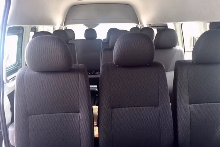 Mẫu xe Toyota Hiace 2018 vẫn sở hữu động cơ diesel 1KD-FTV, 4 xy lanh thẳng hàng, 16 van, phun dầu điện tử, cho sức mạnh vượt trội với mức công suất tối đa 142 mã lực tại 3600 v/ph và momen xoắn cực đại lên đến 300 Nm tại dải vòng tua 1200-2400 v/ph, đi kèm hộp số sàn 5 cấp.