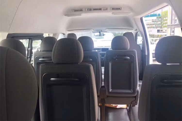 Toyota Hiace 2018 tiếp tục trang bị hệ thống điều hòa chỉnh tay và đều có cửa gió cho từng hàng ghế. Hệ thống âm thanh là loại FM/CD 1 đĩa với 4 loa, hỗ trợ các kết nối phổ thông như AUX/ USB để tài xế dễ nghe nhạc hơn. Đáng chú ý là cửa phía đuôi xe khác biệt so với các dòng xe 16 chỗ hiện nay, mở kéo lên giống các dòng SUV hoặc Crossover,