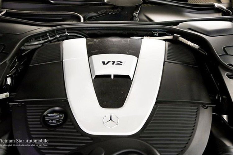 Về truyền động, sức mạnh của S 650 2018 đến từ khối động cơ tăng áp kép V12 6.0 lít sản sinh ra công suất 621 mã lực ở vòng tua 5.000 vòng/phút và 1.000Nm mô-men xoắn cực đại ở 2.300 - 4.200 vòng/phút. Thông qua hộp số tự động 7 cấp và hệ dẫn động cầu sau, Maybach S 650 mới có thể bứt tốc từ 0 - 100 km/h chỉ trong 4,7 giây.