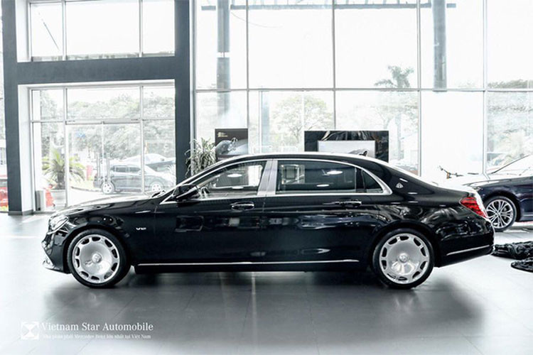 Bên cạnh đó, xe siêu sang Mercedes-Maybach S650 mới còn nổi bật nhờ kiểu dáng cuốn hút và thân hình vạm vỡ với kích thước dài x rộng x cao lần lượt là 5.462 x 1.899 x 1.498 mm, trục cơ sở của xe dài 3.365 mm.