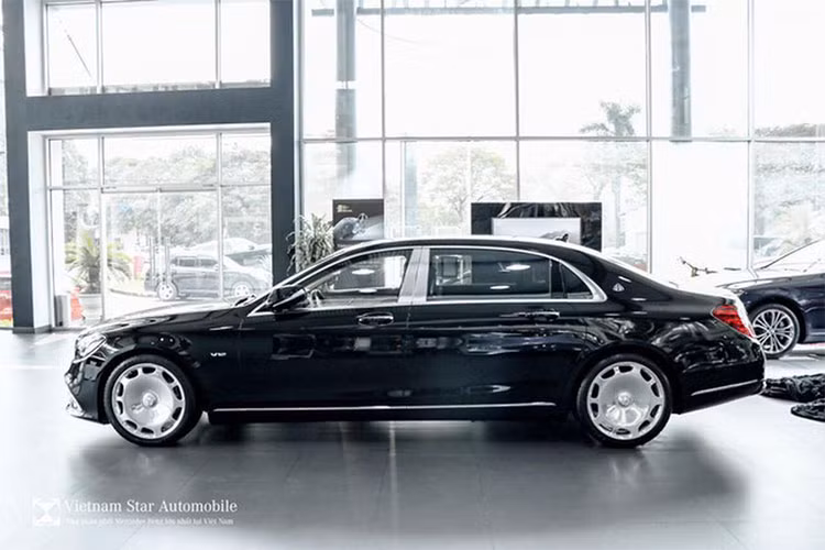 Bên cạnh đó, xe siêu sang Mercedes-Maybach S650 mới còn nổi bật nhờ kiểu dáng cuốn hút và thân hình vạm vỡ với kích thước dài x rộng x cao lần lượt là 5.462 x 1.899 x 1.498 mm, trục cơ sở của xe dài 3.365 mm.
