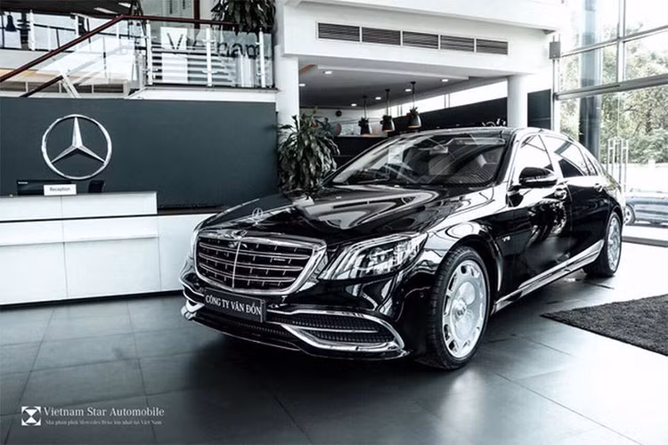 Hiện tại, chiếc Mercedes-Maybach S650 2018 chính hãng này đang chờ để được bàn giao tới tay chủ sở hữu tại Hà Nội. Chiếc xe sang trọng hàng đầu của thương hiệu ngôi sao ba cánh đang có mặt tại Việt Nam này sở hữu nước sơn đen bóng, làm tôn thêm vẻ ngoài lịch lãm và đẳng cấp.