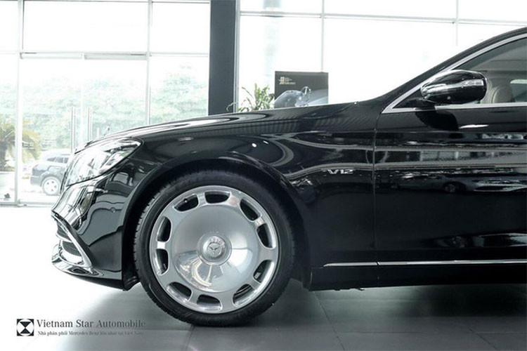So với phiên bản Maybach S600 trước đó, về mặt thiết kế ngoại thất mẫu xe sang Mercedes-Maybach S650 sẽ không có sự thay đổi. Mâm xe vẫn là dạng hợp kim với thiết kế khác biệt so với những chiếc xe cùng dòng.