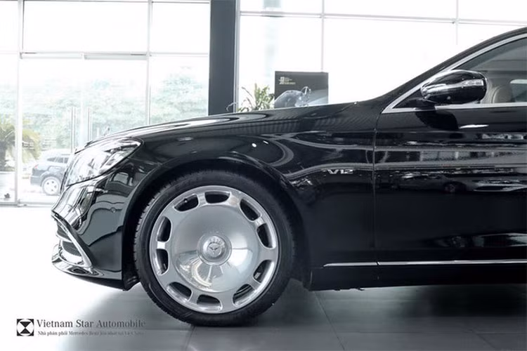 So với phiên bản Maybach S600 trước đó, về mặt thiết kế ngoại thất mẫu xe sang Mercedes-Maybach S650 sẽ không có sự thay đổi. Mâm xe vẫn là dạng hợp kim với thiết kế khác biệt so với những chiếc xe cùng dòng.