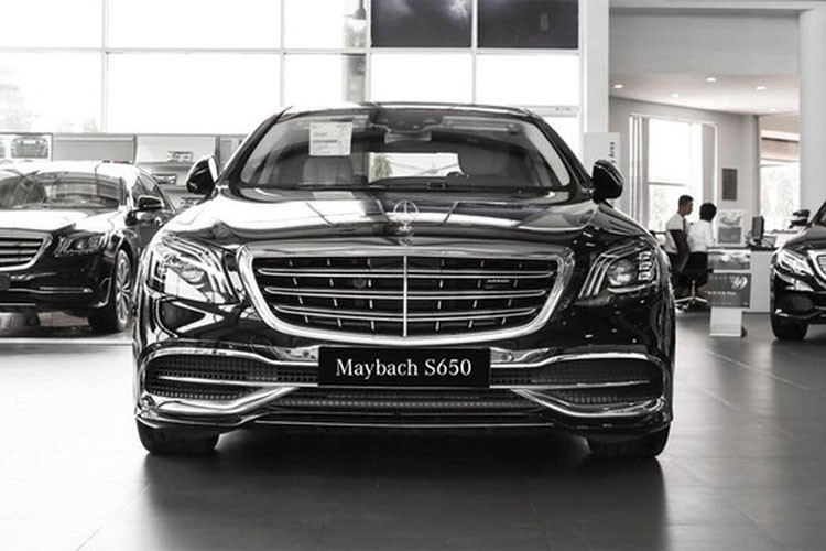 Maybach S650 là sản phẩm cao cấp nhất của dòng sedan Mercedes-Benz, tuy nhiên, nếu không đặt cả ba phiên bản S 450, S 560 và S 650 cạnh nhau thì nhiều người sẽ rất dễ bị nhầm lẫn giữa ba chiếc xe này bởi vì tổng thể phong cách thiết kế của chúng đều có sự tương đồng ví dụ như lưới tản nhiệt ba thanh kép phủ crôm đính kèm logo Maybach.