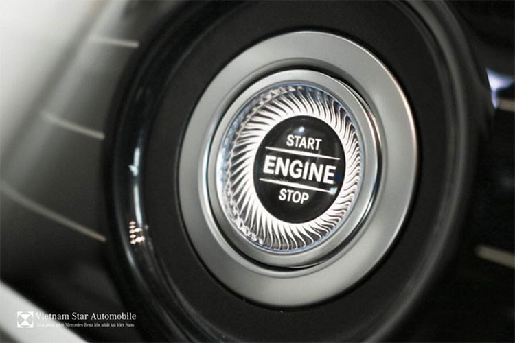 Là chiếc xe sang trọng hàng đầu thương hiệu, Mercedes-Maybach S650 2018 cũng được hưởng lợi từ hệ thống thông tin giải trí trực tuyến Comand Online, tương thích với Apple CarPlay và Android Auto và hệ thống định vị tiên tiến nhất của thương hiệu xe sang Đức.