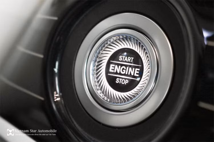 Là chiếc xe sang trọng hàng đầu thương hiệu, Mercedes-Maybach S650 2018 cũng được hưởng lợi từ hệ thống thông tin giải trí trực tuyến Comand Online, tương thích với Apple CarPlay và Android Auto và hệ thống định vị tiên tiến nhất của thương hiệu xe sang Đức.