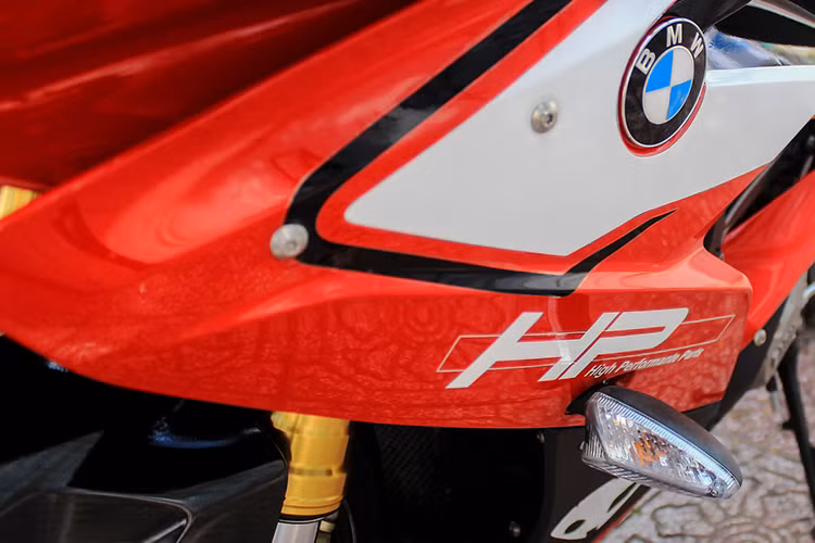 Ở hai bên quây gió trước, những khe tản nhiệt "mang cá mập" - một nét đặc trưng khác của S1000RR cũng có sự thay đổi nhẹ cá tính hơn, cùng với đó là dàn tem đấu HP4 khiến nó ngầu hơn.