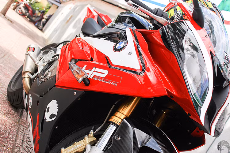 Ở bánh trước là hệ thống phanh đĩa kép đi kèm với heo Brembo 4 piston mỗi bên. Bộ mâm 7 chấu HP4 đắt tiền cũng được chủ xed làm mới. Hệ thống giảm xóc điện tử Dynamic Damping Control (DDC) tương tự siêu môtô BMW HP4 trước đây.