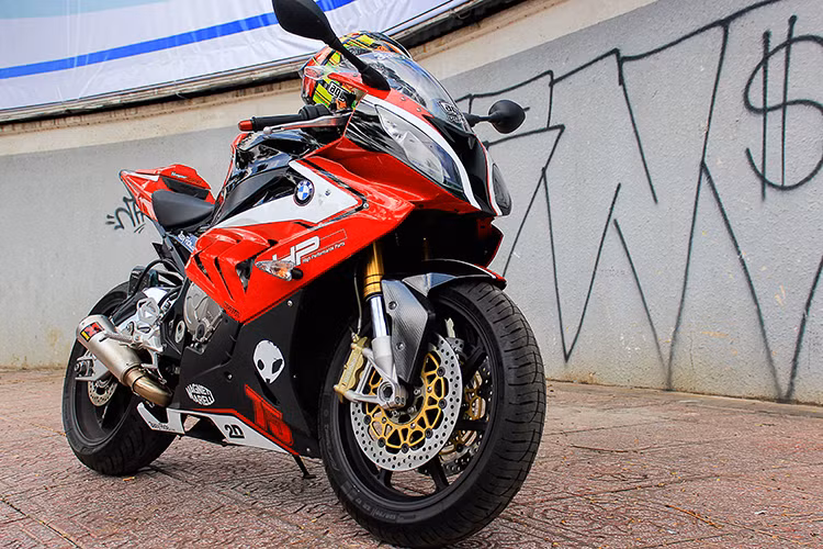 Được lấy ý tưởng từ mẫu xe đình đám HP4 cùng thương hiệu, chiếc siêu môtô BMW S1000RR của một biker tại TP HCM vẫn khoác lên mình dàn áo màu đỏ nhưng được trang bị thêm dàn têm đấu cùng hàng loạt đồ chơi "hàng hiệu" đắt tiền nhất hiện nay.