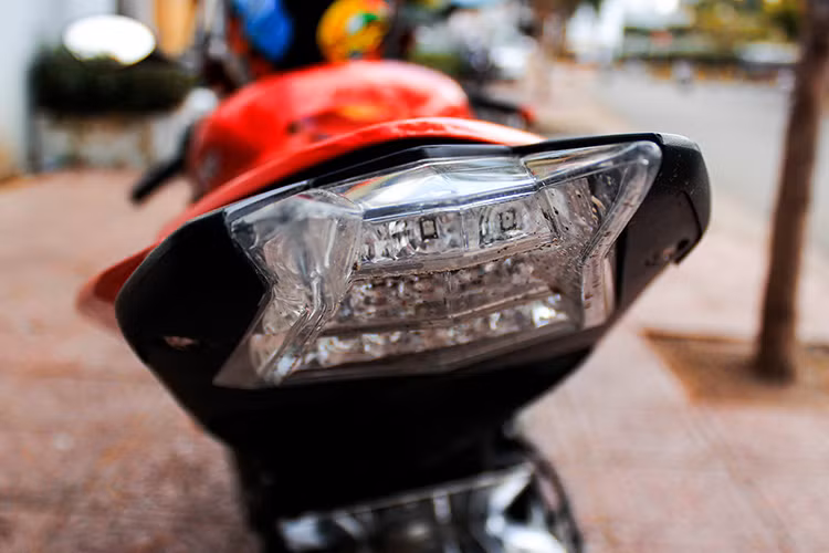 Trên chiếc siêu môtô BMW S1000RR 2015 này, cụm đèn hậu LED không có nhiều thay đổi so với phiên bản cũ. Tuy nhiên, các đèn xi nhan ở phía sau đã được nâng cấp lên loại LED nhỏ gọn, bền hơn và đem tới khả năng chiếu sáng tốt hơn.