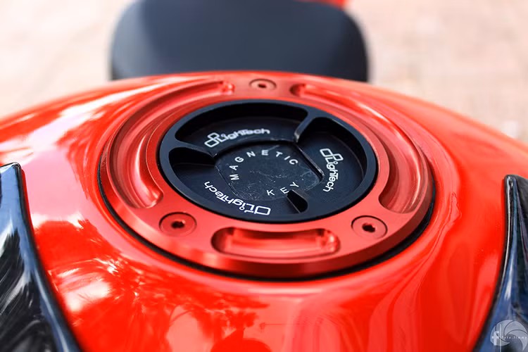 Nắp bình xăng nguyên bản được loại bỏ, thay vào đó là thương hiệu lightech được làm mới độ lên chiếc siêu môtô đình đám nhà BMW.