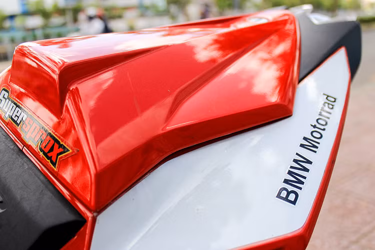 Đuôi xe với ốp yên sau màu đỏ trắng Solo BMW High Performance được làm mới mang đậm chất môtô đua thể thao.