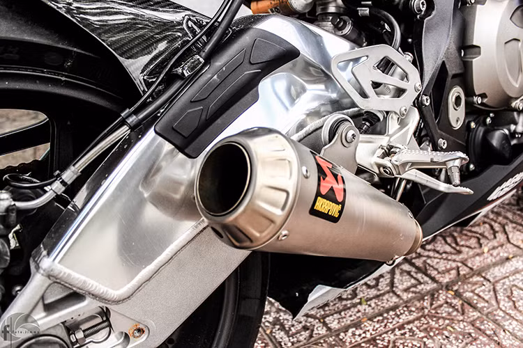 Xe sở hữu khối động cơ 4 xi-lanh 999 cc trên S1000RR 2015 đã được nâng cấp trục cam, van động cơ, hộc gió và hệ thống xả để đem tới công suất lớn hơn 6 mã lực, đạt 198 mã lực, cùng với mô-men xoắn 113 Nm. Trên mẫu xe này, chủ nhân còn trang bị thêm pô Akrapovic GP Pro Fullsystem cho âm thanh và sức mạnh "khủng".