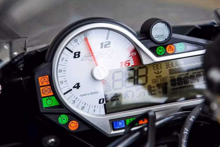 Là một chiếc superbike cực mạnh mẽ, BMW S1000RR đã được trang bị nhiều hệ thống điện tử hỗ trợ như Race ABS, hệ thống ổn định điện tử,... Bảng đồng hồ của xe bao gồm đồng hồ đo vòng tua máy dạng cơ và màn hình LCD. Xe sở hữu 3 chế độ lái tiêu chuẩn: Rain, Sport và Race. 