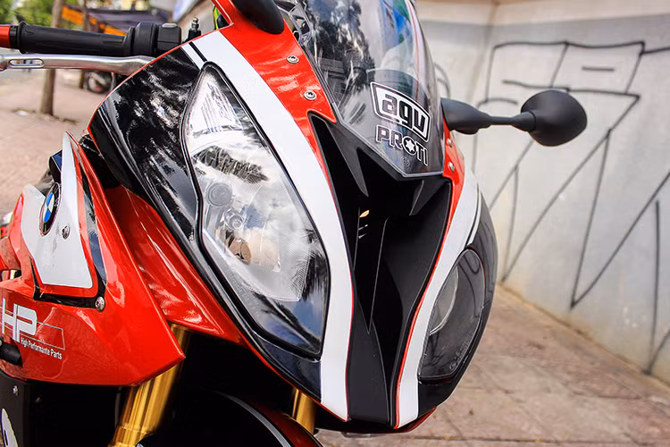 BMW S1000RR 2015 phần đầu cá tính cùng với cặp đèn pha bất đối xứng đặc trưng, nhưng trên phiên bản mới này nó được bố trí ngược với phiên bản 2014, khi phần đèn "mắt xếch" được bố trí bên trái thay vì bên phải.