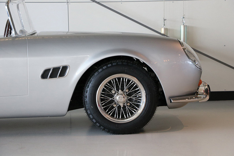 Về ngoại thất, thiết kế của xe khá đặc biệt với các chi tiết mang đậm phong cách của siêu xe Ferrari 250 California Spider cổ điển. Các chi tiết đèn pha, mang cá phía thân xe, cản va... đều được làm khá tinh xảo.