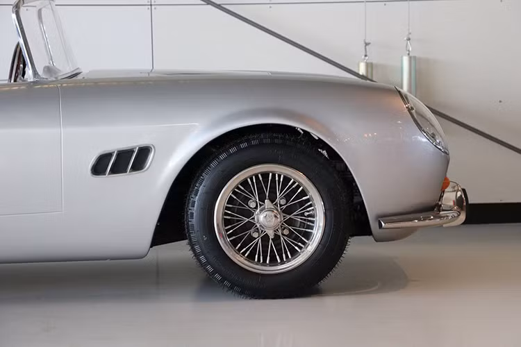 Về ngoại thất, thiết kế của xe khá đặc biệt với các chi tiết mang đậm phong cách của siêu xe Ferrari 250 California Spider cổ điển. Các chi tiết đèn pha, mang cá phía thân xe, cản va... đều được làm khá tinh xảo.