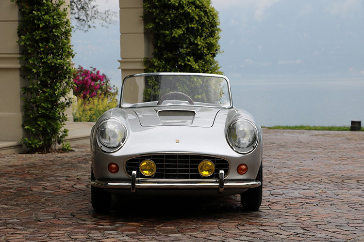 Chiếc xe cỡ nhỏ Ferrari 250 thuộc sở hữu của Roger Vadim, một tay chơi xe nổi tiếng người Pháp, người đã tạo ra những mẫu xe cỡ nhỏ vào thập niên 50 của thế kỉ trước và được xem là bản sao khá hoàn hảo.